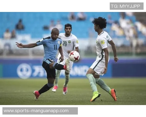 英格兰队今日训练迎来U20小将莱西塞缪尔坎贝尔强势加盟 英格兰队今日训练迎来U20小将莱西塞缪尔坎贝尔强势加盟