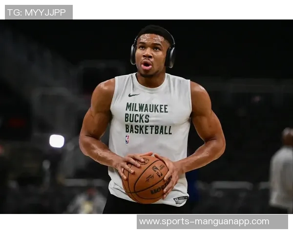 字母哥新冠康复后重返雄鹿训练营开展无对抗训练备战新赛季 字母哥新冠康复后重返雄鹿训练营开展无对抗训练备战新赛季