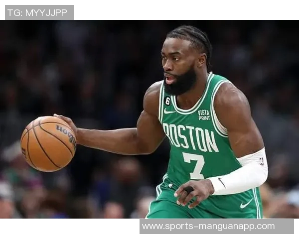 杰伦布朗三节狂砍30分5篮板助力球队进攻势头强劲