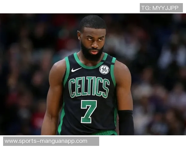 杰伦布朗轻松发挥9投5中贡献15分7篮板4助攻展现全能实力