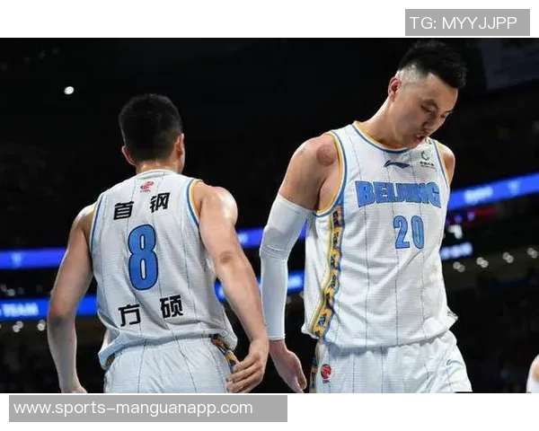 周琦与赵睿翟晓川方硕合影定妆照迎新赛季期待再创佳绩 周琦与赵睿翟晓川方硕合影定妆照迎新赛季期待再创佳绩