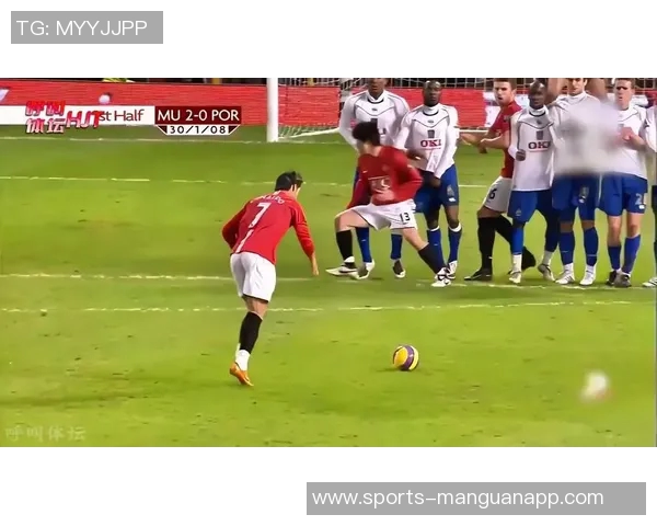 C罗任意球惊险攻门被门将神勇扑出差一点就破门